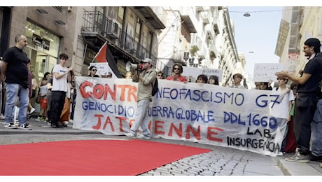 Manifestazione contro G7 a Napoli: “Jatevenne”. Attivisti in via Toledo, cori contro Giuli e Meloni