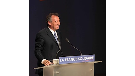 Francia, Macron si gioca tutto sul centrista Bayrou