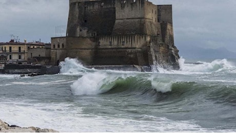 Maltempo in Campania fino a Natale: allerta meteo per vento e mare, neve sulle aree interne