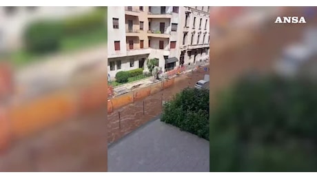 Milano, via Fontana allagata per errore di un operaio su una tubatura, la strada come un fiume in piena, 400 famiglie senz'acqua - VIDEO