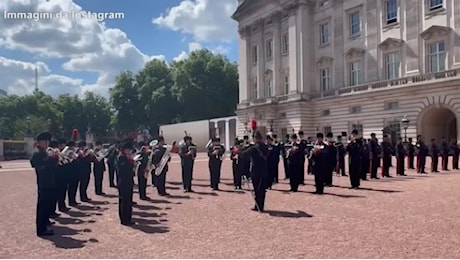 VIDEO Taylor Swift nel Regno Unito, l'omaggio della banda militare di Buckingham Palace