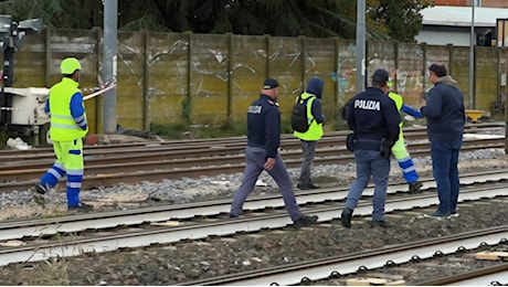 Un altro morto sul lavoro. Manutenzione sui binari. Operaio di 47 anni viene travolto dal treno