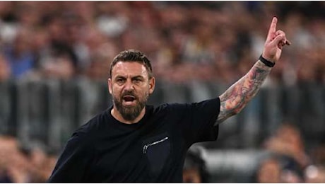 Roma, la bufera non si placa: nella notte città tappezzata di striscioni pro De Rossi