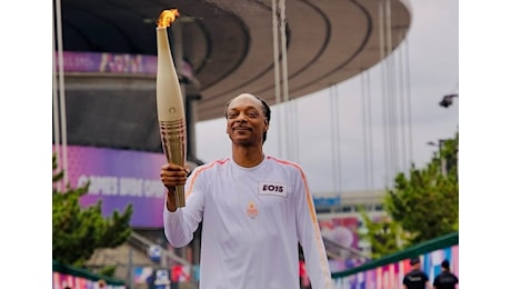 Snoop Dogg sfila con la torcia olimpica: «Cosa c’è di più cool dell’hip-hop alle Olimpiadi di Parigi?»