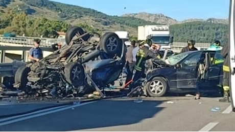 Schianto frontale tra due auto: ci sono morti, gravemente feriti tre bimbi