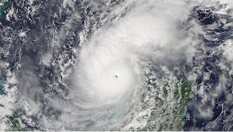 Uragano Milton verso la Florida, venti fino a 250 km/h e cittadini evacuati: le previsioni dell'NHC