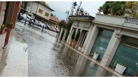 Maltempo, piazze e vie allagate per la pioggia: protezione civile, vigili del fuoco e cittadini al lavoro per proteggere le case