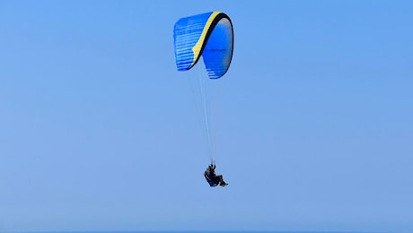 Si schiantano con il parapendio: il padre muore, amputato un piede alla figlia