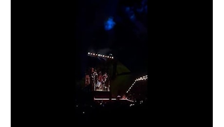 Glastonbury, Michael J. Fox sul palco coi Coldplay per suonare Fix You. VIDEO
