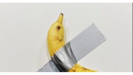 Banana di Cattelan venduta per 6,2 milioni di dollari e mangiata dall'acquirente: l'arte al tempo del nichilismo