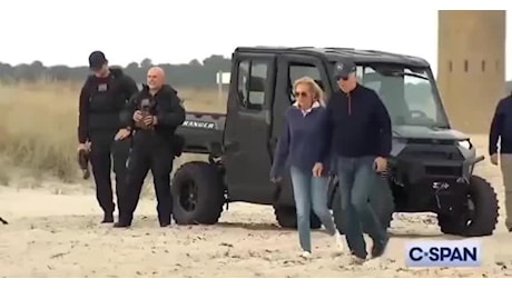 Biden inciampa più volte mentre cammina sulla spiaggia del Delaware e per non cadere accelera il passo - VIDEO