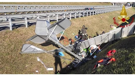 Aereo ultraleggero si schianta in autostrada: gravissimo un 63enne