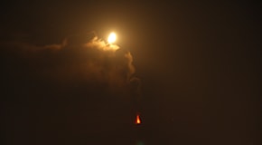L’eruzione dell’Etna sotto la Luna dello Stretto di Messina: le FOTO da Reggio Calabria