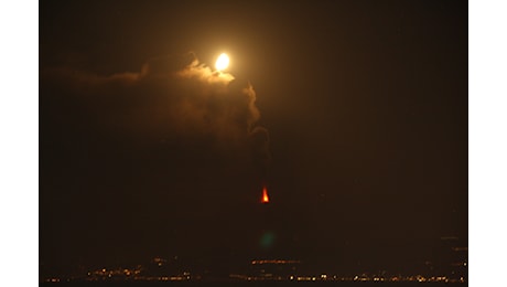 L’eruzione dell’Etna sotto la Luna dello Stretto di Messina: le FOTO da Reggio Calabria