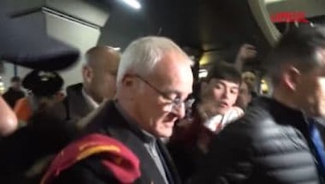 Roma, Ranieri sbarcato a Fiumicino: l’assalto dei tifosi