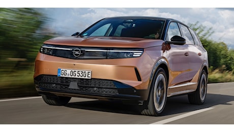 Opel Grandland BEV, prova su strada del nuovo top di gamma: solido, spazioso e comodo per una guida rilassata e a prova di famiglia