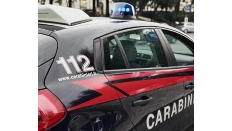 Lo tortura e lo incatena al termosifone: la vittima chiede aiuto lanciando un'agenda dalla finestra