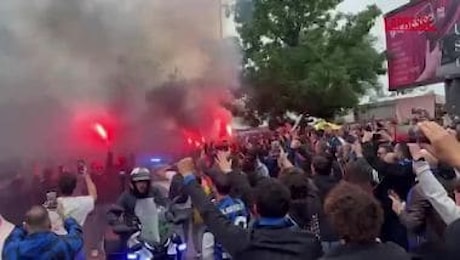 Inter-Barcellona, la carica dei tifosi all'arrivo dei nerazzurri a San Siro