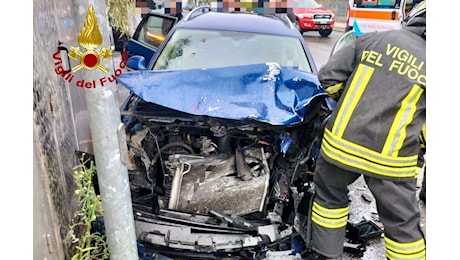 Drammatico frontale tra due auto, muore una donna
