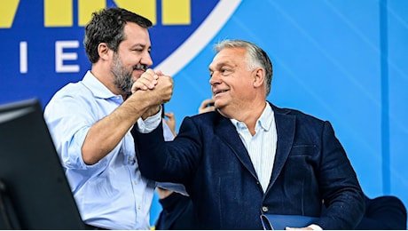 Salvini lancia a Pontida la «Santa alleanza» dei patrioti anti migranti Orbán: sei un eroe