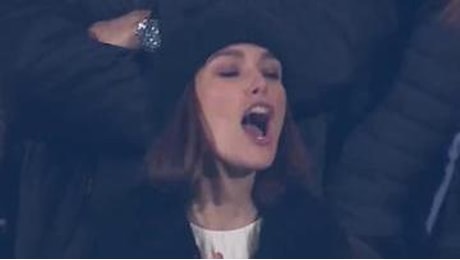 Como-Roma, Keira Knightley tifosa scatenata in tribuna: l'attrice festeggia così al gol di Gabrielloni