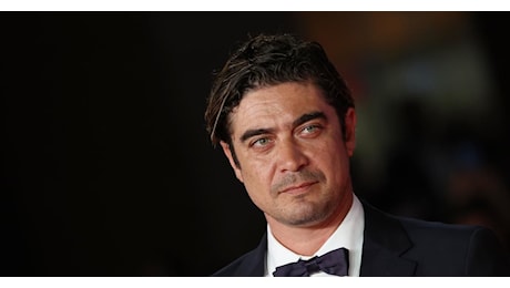 Riccardo Scamarcio: “Scena di sesso con la Bellucci? Sette ore a fingere un amplesso, poi…”