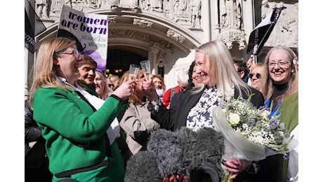 Trans non hanno diritto a essere riconosciute come donne, la decisione della Corte Suprema britannica