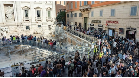 Fontana di Trevi, la passerella (da 130 persone), multe per chi lancia monetine, gli operatori per gestire la fila: orari e cosa cambia