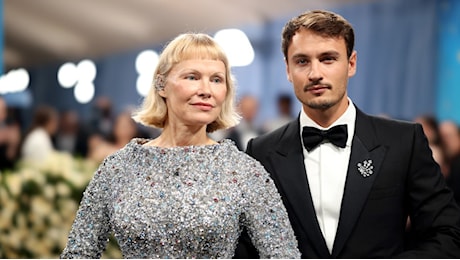 Pamela Anderson al Met Gala 2025 con il figlio Brandon Thomas Lee
