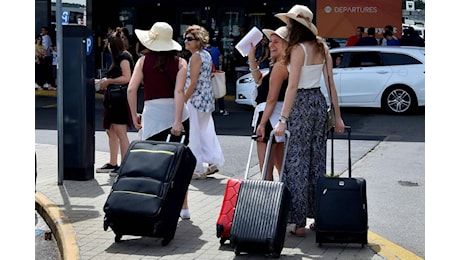 Aeroporti, torna limite 100ml per bagagli a mano, critiche sui social per la retromarcia Ue