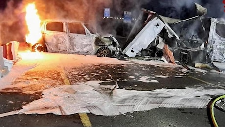 Camion a fuoco e chiodi in strada. Commando assalta la sede Dhl