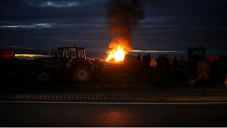 Francia, gli agricoltori bloccano un'autostrada per protestare contro l'accordo Ue-Mercosur