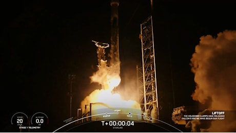 Il Falcon 9 torna a ruggire: SpaceX inarrestabile, lanciati con successo satelliti Starlink | VIDEO