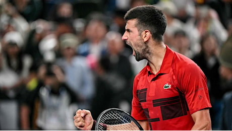 Djokovic parte forte, poi rischia, si fa male, ma batte Fritz e si regala Jannik