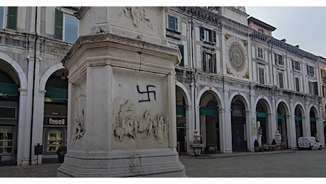 Disegnate numerose svastiche sui muri in centro a Brescia, anche dove esplose la bomba della strage di piazza della Loggia