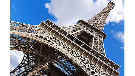 A fuoco il vano dell’ascensore, evacuata la Torre Eiffel