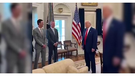 Virale il video in cui Trump celebra i guadagni degli amici nello Studio Ovale nella Casa Bianca