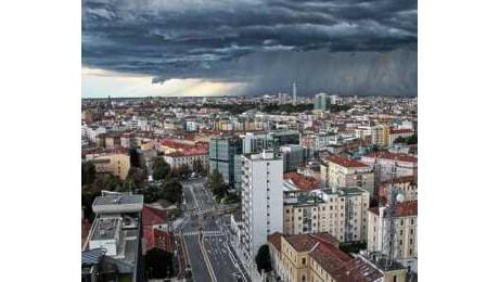 A Milano è previsto un forte temporale: scatta (ancora) l'allerta meteo