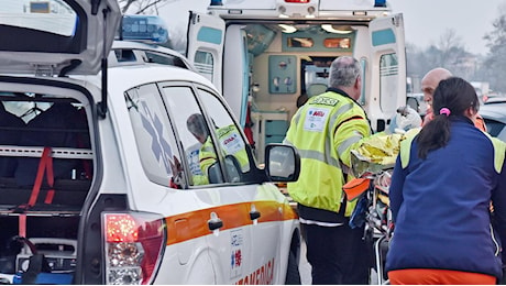 Scontro fra tir e pullman in autostrada. Grave il camionista, in ospedale anche giovani calciatori