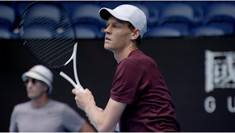 Sinner, primo allenamento a Melbourne: Jannik in campo con il figlio di Hewitt