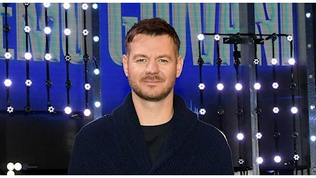 Alessandro Cattelan a Sanremo 2025: «A 8 anni mi innamorai di una bambina morta. A mia moglie una proposta di matrimonio tristissima»