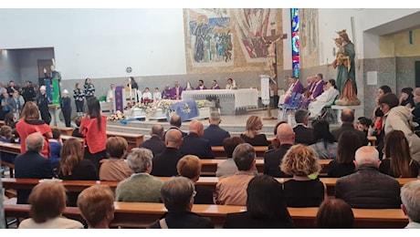 Strage di Nuoro: oggi l'addio alle vittime, fiori e tre bare bianche