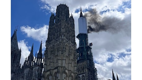 Incendio sulla guglia della cattedrale di Rouen