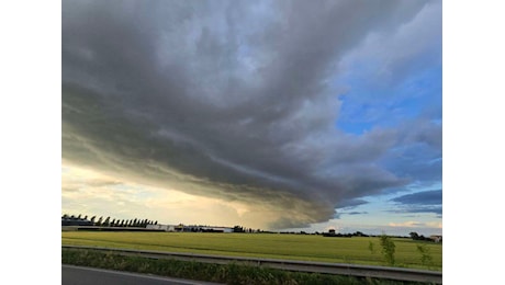 Maltempo Emilia Romagna, spettacolare linea di rovesci da Forlì alle Valle di Comacchio