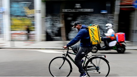 Ue, via libera alla direttiva rider: più diritti e trasparenza sull’utilizzo degli algoritmi