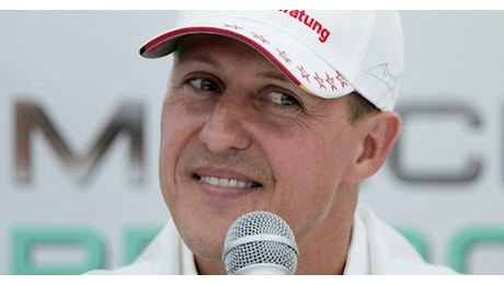 Michael Schumacher ha firmato il casco di Jackie Stewart per un’iniziativa benefica
