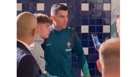 Portogallo-Polonia, Zalewski fa la 'fila' per Cristiano Ronaldo: l'attesa e lo scatto con CR7 nel postpartita (VIDEO)