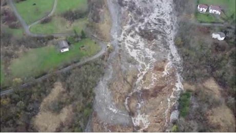 Appennino modenese, enorme frana demolisce due strade e un ponte: le immagini dal drone