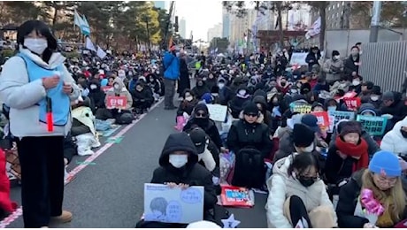 Sud Corea, proteste in tutto il Paese per chiedere le dimissioni di Yoon