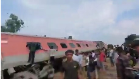 Treno deragliato in India, 8 carrozze si sono rovesciate nell'incidente nell'Uttar Pradesh: almeno 4 morti
